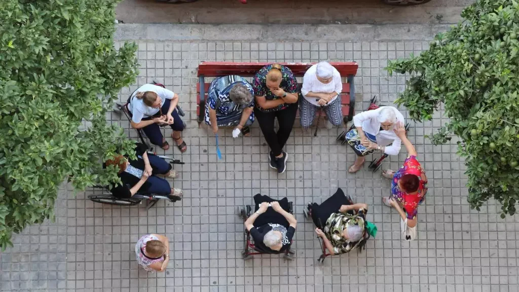 Señoras reunidas en la calle