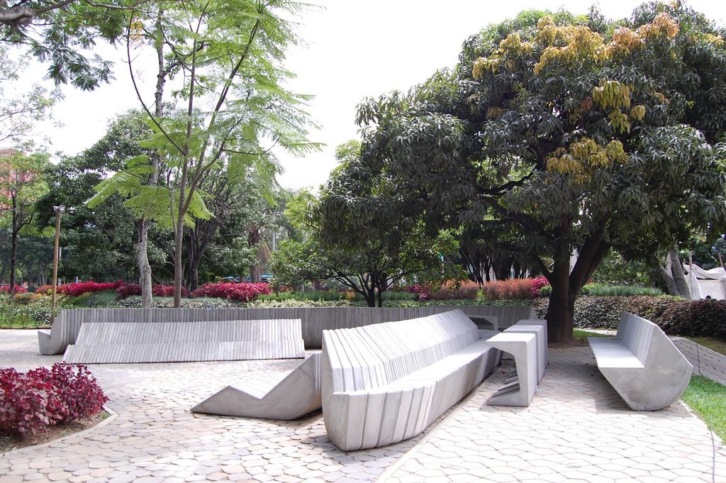 Espacio público arbolado y zona de estancia en Colombia, con vegetación y sombra integradas en el diseño del paisaje